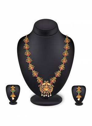 Grab this Pretty Necklace Set In Golden Color Which Gives A Rich?And Elegant Look To Your Neckline. This Necklace Set Can Be Paired With Or Any Contrasting Colored Attire. Buy Now