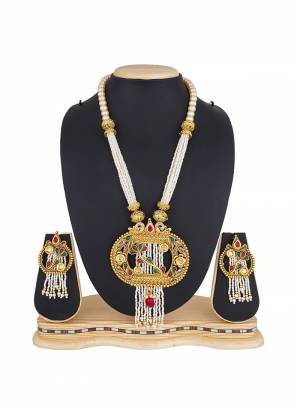 Grab this Pretty Necklace Set In Golden Color Which Gives A Rich?And Elegant Look To Your Neckline. This Necklace Set Can Be Paired With Or Any Contrasting Colored Attire. Buy Now