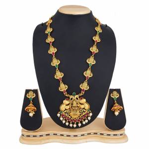 Grab this Pretty Necklace Set In Golden Color Which Gives A Rich And Elegant Look To Your Neckline. This Necklace Set Can Be Paired With Or Any Contrasting Colored Attire. Buy Now