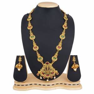 Grab this Pretty Necklace Set In Golden Color Which Gives A Rich And Elegant Look To Your Neckline. This Necklace Set Can Be Paired With Or Any Contrasting Colored Attire. Buy Now