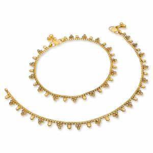 For Those Pretty Feet, Grab This Lovely Anklet Set In Golden Color Which Can Be Paired With Any Colored Attire, It Is Light In Weight And Easy To Carry All Day Long. 