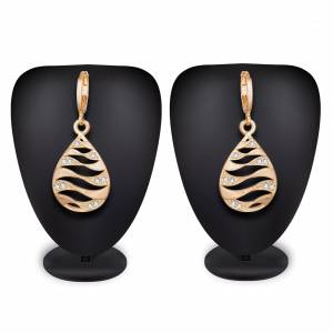 Buy This Pretty Pair Of Earrings In Golden Color Which Can Be Paired With Colored Attire. These Earrings Will Give A Pretty Elegant Look Which Will eanr You Lots Of Compliments From Onlookers.?