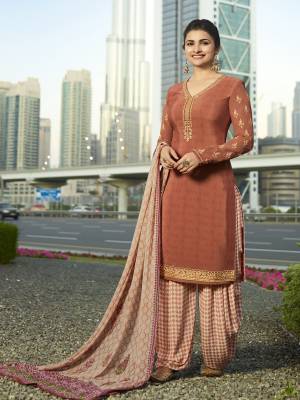 A Must Have Shade In Every Womens Wardrobe Is Here With This Designer Semi-Stitched Suit In Peach Color Paired With Off-White Colored Bottom And Dupatta. Its Top And Bottom Are Fabricated On Crepe Paired With Chiffon Dupatta. 