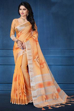 Grab This Pretty Printed Saree For Your Semi-Casuals. This Saree And Blouse Are Fabricated On Linen Beautified With Flaoral Prints All Over It, This Saree Is Light In Weight And Easy To Carry All Day Long
