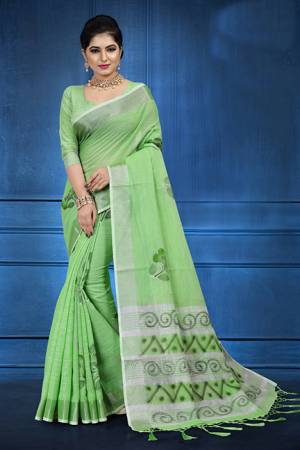 Add This Pretty Saree For your Semi-Casual Wear With Floral Prints All Over. This Saree And Blouse Are Fabricated On Linen Which Ensures Superb Comfort All Day Long