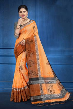 Grab This Pretty Printed Saree For Your Semi-Casuals. This Saree And Blouse Are Fabricated On Linen Beautified With Flaoral Prints All Over It, This Saree Is Light In Weight And Easy To Carry All Day Long