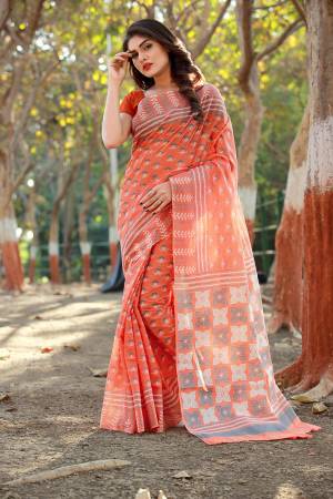 Beat The Heat With Some Casuals Wearing This Pretty Light Weight Saree Fabricated On Handloom Cotton. This Saree Is Beautified With Prints All Over And Plain Blouse. Buy Now.