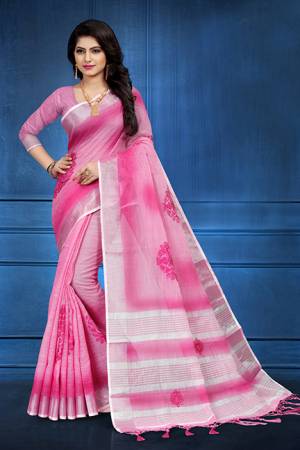 Grab This Pretty Printed Saree For Your Semi-Casuals. This Saree?And Blouse Are Fabricated On Linen Beautified With Flaoral Prints All Over It, This Saree Is Light In Weight And Easy To Carry All Day Long