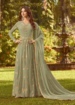Flaunt Your Rich And Elegant Taste In This Designer Floor Length Suit In Pastel Green Color. This Pretty Suit Is Georgette Based Beautified with Jari And Thread Work. Buy This Suit Now.