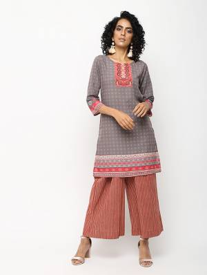 For Your Casuals, Grab This Pretty Printed Kurti Fabricated On American Crepe. This Kurti Is Soft Towards Skin And Available In All Regular Sizes. Also This Can Be Paired With Any Kind Of Bottom Like Plaazo, Pants Or Leggings