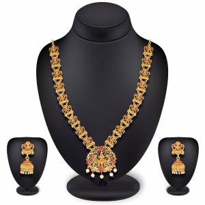 For A Queen Look, Here Is A Designer Royal Looking Necklace Set In Golden Color. This Necklace Set Can Be Paired With Heavy Ethnic Attire For More Enhanced Look. Buy Now