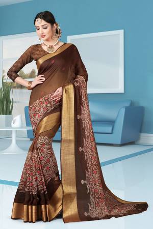 No More Worry For What To Wear At Your Place, Grab This Cotton Fabricated Saree And Blouse Beautified With Prints All Over. This Saree Can Be Used As Uniform At Different Places Like Airports, Hospitals And Hotels