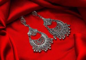 Grab This Pretty Earrings Set In Silver Color To Pair Up With Your?Indo Western Attire. It Is Light In Weight And Can Be Paired With Any Colored Attire. Buy Now