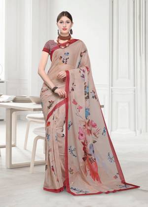 For A Rich And Elegant Look In Your Semi-Casuals, Grab this Beautiful Designer Saree Fabricated On Georgette. This Saree Is Beautified Abstract Floral Prints Which Gives A New, Unique And Trendy Look. Buy This Pretty Saree Now.