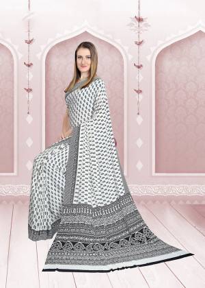 For Your Casuals Or Semi-Casuals, Grab This Light Weight Printed Saree Fabricated On Crepe. Its Fabric IS Soft Towards Skin And Ensures Superb Comfort All Day Long. 