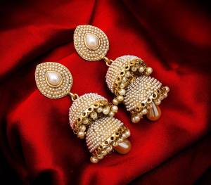 Grab This Very Pretty Pair Of Jhumka In Golden Color Beautified With Pearl Work. This Pretty Set Can Be Paired With Any Colored Ethnic Attire. Buy This Now.