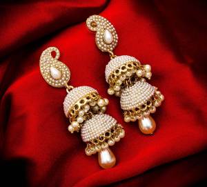 Grab This Very Pretty Pair Of Jhumka In Golden Color Beautified With Pearl Work. This Pretty Set Can Be Paired With Any Colored Ethnic Attire. Buy This Now.