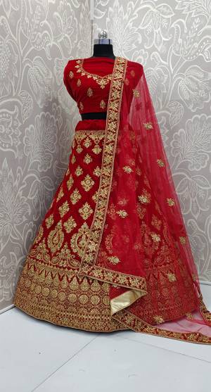 Get Ready For Your D-Day With This Heavy Designer Lehenga Choli In Red Color. This Lehenga Choli Is Velvet Based Paired With Net Fabricated Dupatta. Its Pretty Embroidery And Evergreen Red Color Will Definitely Earn You Lots Of Compliments From Onlookers.