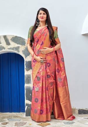 Look Pretty In This Designer Banarasi Saree With Heavy Weave In Pink Color Paired With Contrasting Green Colored Blouse. This Saree And Blouse Are Fabricated On Banarasi Art Silk Beautified With Weave All Over.