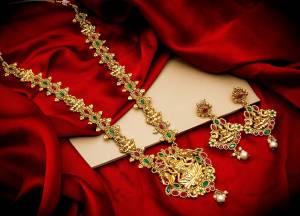 Buy This Heavy Necklace Set For The Upcoming Wedding Season. Pair?This Up With Your Heavy Ethnic Attire And As It Is In Golden Color, It Can Be Paired With Any Colored Attire. Buy Now