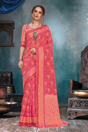 Celebrate This Festive Season In A Very Elegant Look With This Silk Based Dark Pink Colored Saree. This Saree IS Fabricated On Handloom Cotton Silk Paired With Jacquard Silk Fabricated Blouse. 