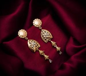 Here Is A Very Pretty Pair Of Simple And Elegant Looking Earring?Set In Rose Gold color. It Has Pretty Unique pattern With Attractive Diamond Work. You can Pair This Even With Simple Attire As Well As A Heavy One. This Pretty Evergreen Design Compliments Any Kind Of Attire You Wear.