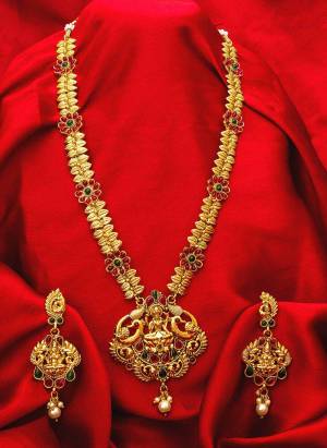 Give An Enhanced Look To Your Personality By Pairing Up This Beautiful Necklace Set With Your Ethnic Attire. This Pretty Set Is In Golden Color Beautified With Stone And Pearl Work. Buy Now.