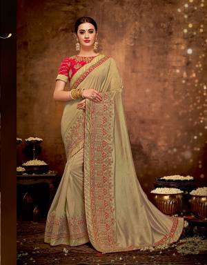 Bedeck yourself in this laudable saree brimming with Indian legacy and look mesmerizing. Drape it in a classic nivi drape or a rajrani drape for maximum appeal.