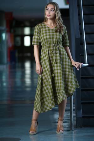 Here Is A Pretty Assymetric Patterned Readymade Kurti In Green And Grey Color Fabricated on Khadi. This Kurti Is Beautified With Checks Prints All Over. 