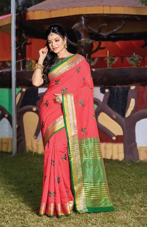 For Your Semi-Casuals, Grab This Saree In Pink Color Paired With Green Colored Blouse. This Saree And Blouse Are Fabricated On Handloom Cotton Which Is Durable, Light Weight And Easy To Carry All Day Long. 