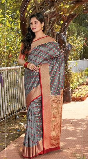 Flaunt Your Rich And Elegant Taste In This Pretty Silk Based Saree In Grey Color. Its Pretty Blouse Is Fabricated On Jacquard Silk, Buy This Heavy Weaved Saree Now