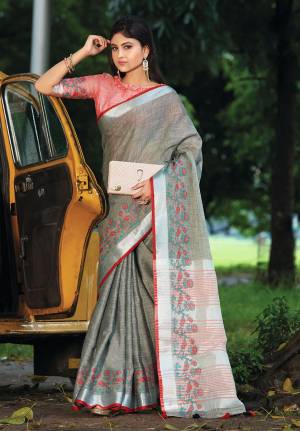Celebrate This Festive Season with beauty and Comfort In This Lovely Grey Colored saree Paired With Peach Colored Blouse. This Saree And Blouse Are Fabricated On Linen Which Gives A Rich And Elegant Look. Buy This Pretty Saree Now.