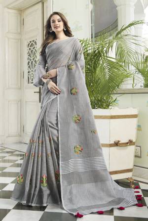 You Will Definitely Earn Lots Of Compliments Wearing This Designer Saree In Grey Color Fabricated On Rich Linen Cotton Fabric. This Pretty Saree Is Light Weight, Durable And Easy To Carry All Day Long. 