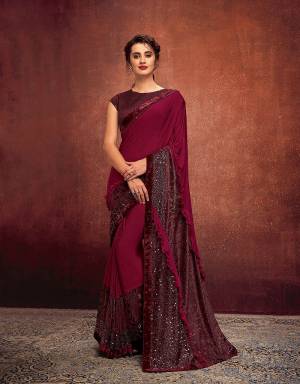 Transform into a diva and exude an attractive aura in this fancy , patterned saree and look magnetizing. 