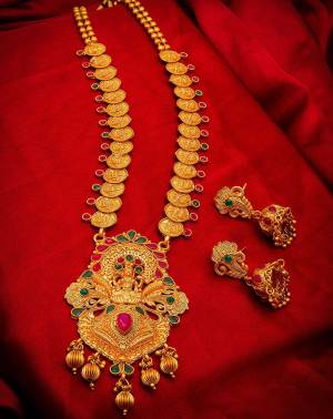 Buy This Heavy Necklace Set For The Upcoming Wedding Season. Pair?This Up With Your Heavy Ethnic Attire And As It Is In Golden Color, It Can Be Paired With Any Colored Attire. Buy Now?