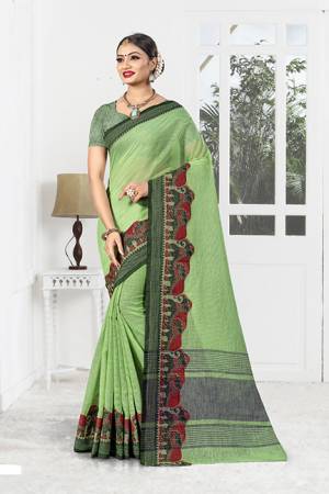 Look Pretty Wearing This Designer Saree In Green Color. This Saree And Blouse are Linen Based Beautified With Weaved Lace Border. Its Fabric Is Rich And Durable And Will Definitely Earn You Lots Of Compliments From Onlookers. 