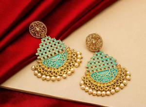 Here Is A Lovely Designer Patterned Earrings Set To Pair Up With Your Heavy Ethnic Wear. This Pretty Pair Is Light In Weight And Easy To Carry Throughout The Gala. 