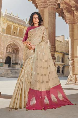 Rich and Elegant Looking Saree Is Here In Cream Color Paired With Contrasting Pink Colored Blouse. This Saree And Blouse are Linen Cotton Based Beautified With Minimal Weave. 