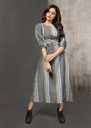 Here Is A Trendy Readymade Kurti In Shades Of Grey Color Fabricated On Cotton. It Is Beautified With Lining prints Giving An Elegant Look. Buy This Kurti Now.