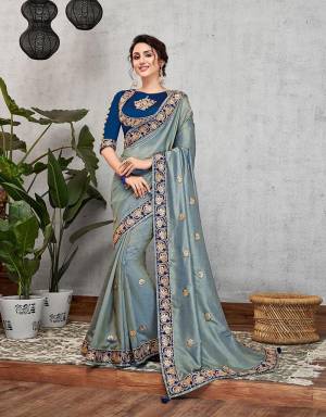 Lending a regal touch to your look, this dual tone blue saree gives the much needed luxurious richness while keeping things subtle. Drape it in conventional free-falling pallu drape for an ethereal appeal.