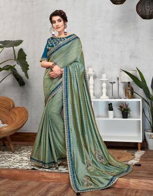 Uniting regal colors with meticulous workmanship  , this dual tone silk saree with traditional details defines handcrafted harmony. Adorn it with heriloom jewels to look regal. 