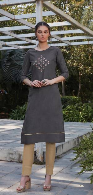 For Youe Semi-Casual Wear, Grab This Readymade Pair Of Kurti With Bottom Which Is Cotton Based. The Pretty Kurti Is In Grey Color Paired With Cream Colored Bottom. 