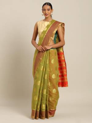 For Your Semi-Casual Wear, Grab This Saree In Olive Green Color Paired With Contrasting Dark Peach Colored Blouse. This Pretty Weaved Saree and Blouse Are cotton Handloom. 