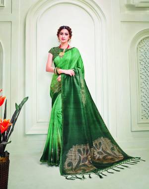 Enlighten your wardrobe in this fresh mother-nature colored saree magnifies with metallic foil details and swarvoski rystals and lighten up every party you step into. 