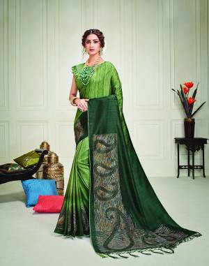 Envelope yourself in the brilliance of fresh green hues bedecked with paisley metallic foil details and define indian beauty like never before. Pair with meenakari jewels to uplift the look. 