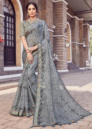 Grab This Beautiful Designer Saree In Grey Color. This Pretty Printed Saree Is Cotton Silk Based Paired With Art Silk Fabricated Blouse. Buy Now.