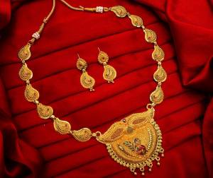 Give An Enhanced Look To Your Personality By Pairing Up This Beautiful Necklace Set With Your Ethnic Attire. This Pretty Set Is In Golden Color Beautified With Stone Work. Buy Now.