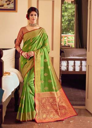 Adorn A Proper Traditional Look Wearing This Heavy Weaved Designer saree In Green Color Paired With Dark Pink Colored Blouse. This Saree and Blouse Are Fabricated On Handloom Silk Which Also Gives A Rich Look To Your Personality. 