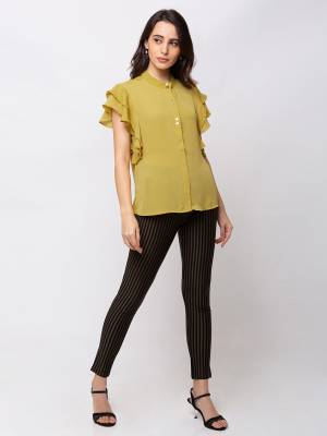 Here Is A Trendy and Pretty Readymade Top For Your College Or Outing. It Is Light In Weight And Its Fabric Ensures Superb Comfort All Day Long. 