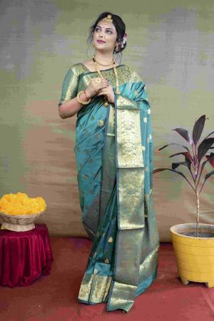 Look Pretty Wearing This Lovely Designer Saree